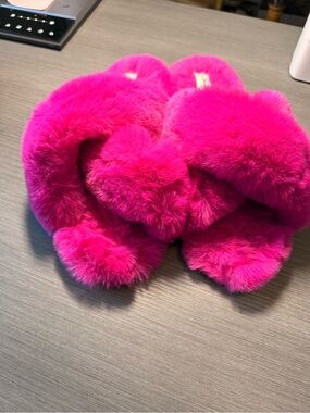 Jessica Simpson- Plush Fuchsia Faux Fur Slide Slippers